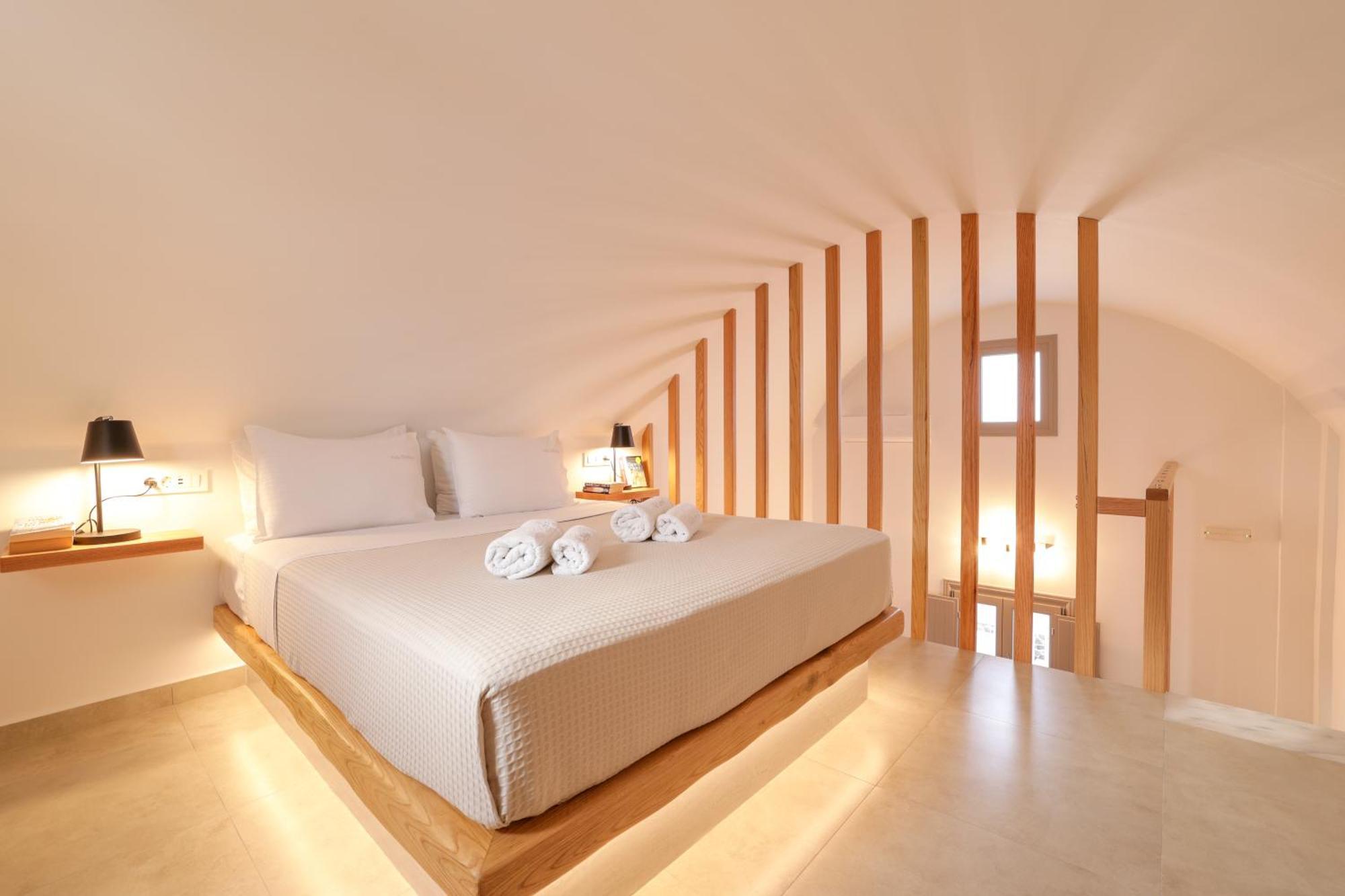 Eleftheria 3* Perivolos (Santorini)